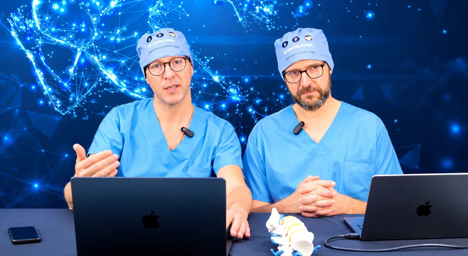 Les Dr Marc Szadkowski et Henri d’Astorg commentant en direct la chirurgie endoscopique du rachis lors de la Santy Live Surgery.