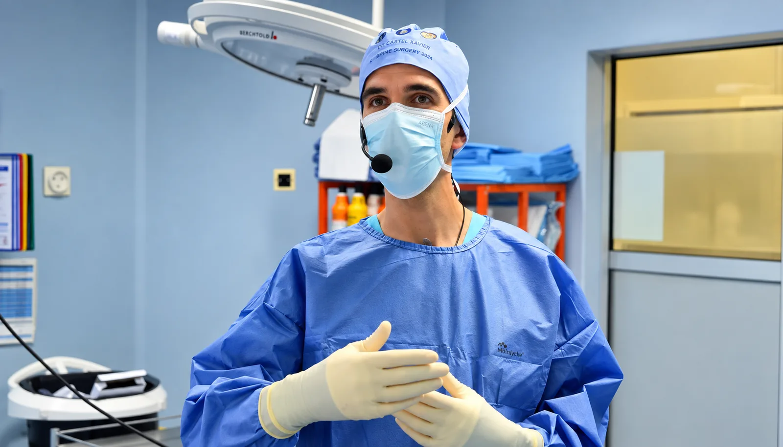 Le Dr Xavier Castel au bloc opératoire, équipé d’un micro pour la retransmission de la Santy Live Surgery.