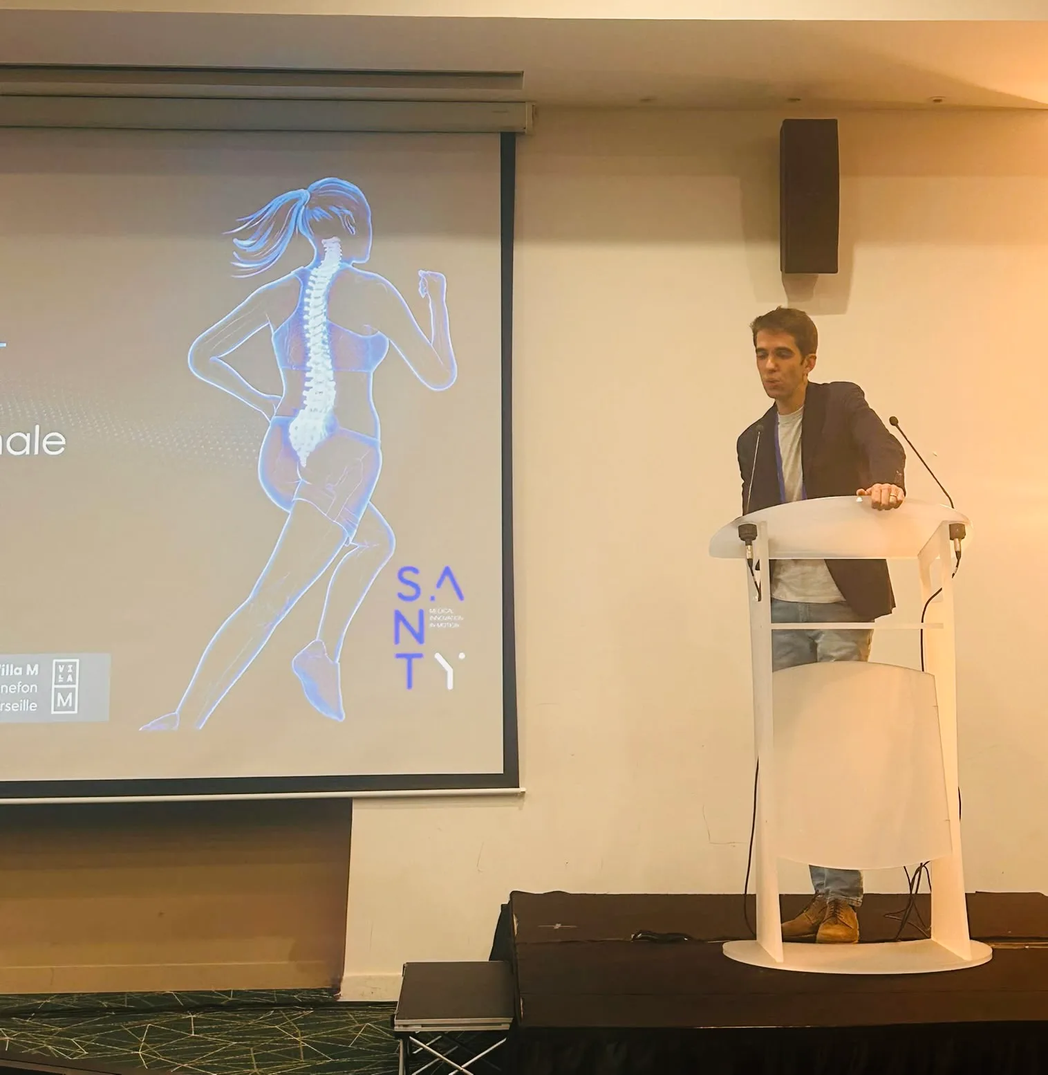 Dr Xavier Castel présentant ses travaux sur la chirurgie endoscopique du rachis lombaire lors du congrès de la SFNL à Marseille.